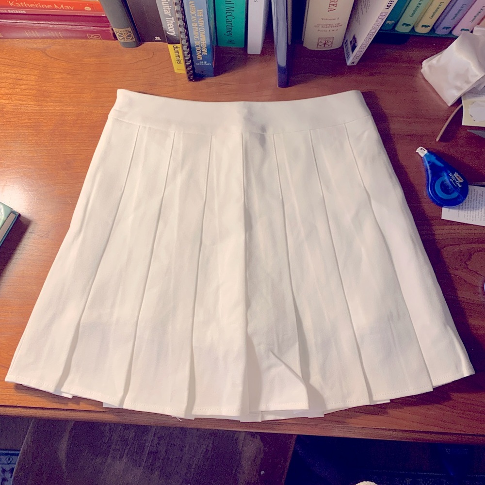 White Mini Skirt, BRAND NEW 🤍